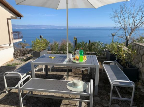 Apartments near the beach, with terraces and seaview at House B.